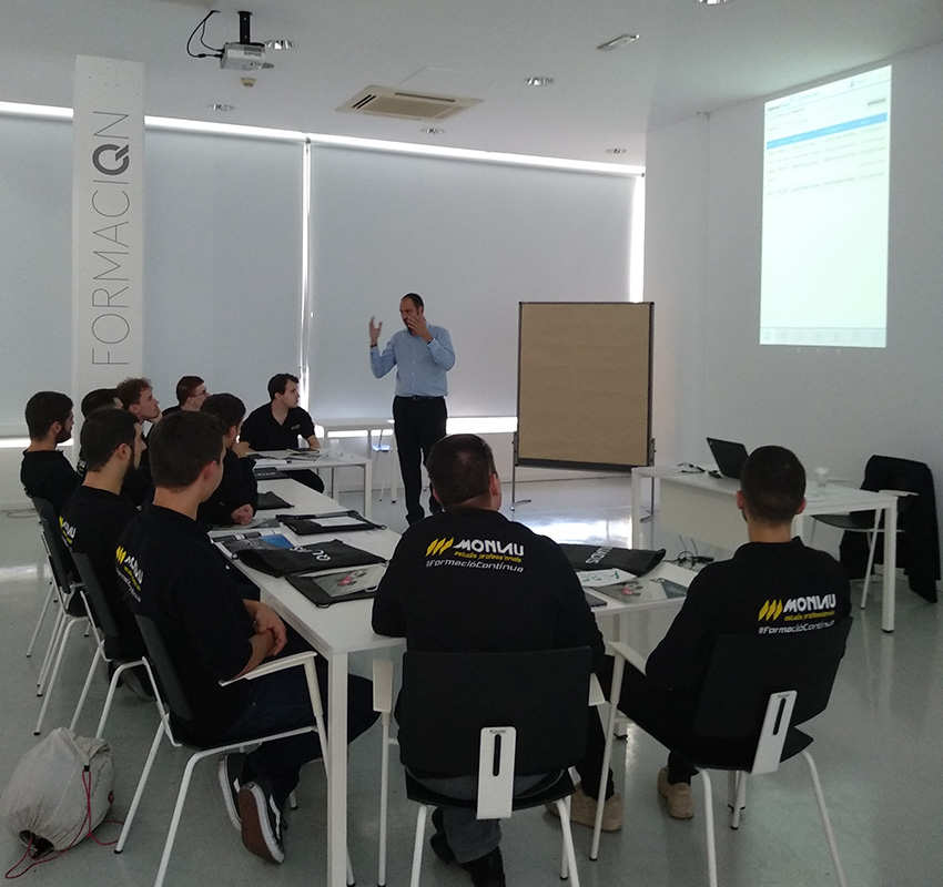 Los alumnos de los Postgrados de Asesor Comercial y de Asesor de Servicio visitan nuestro Quadis Autocentre