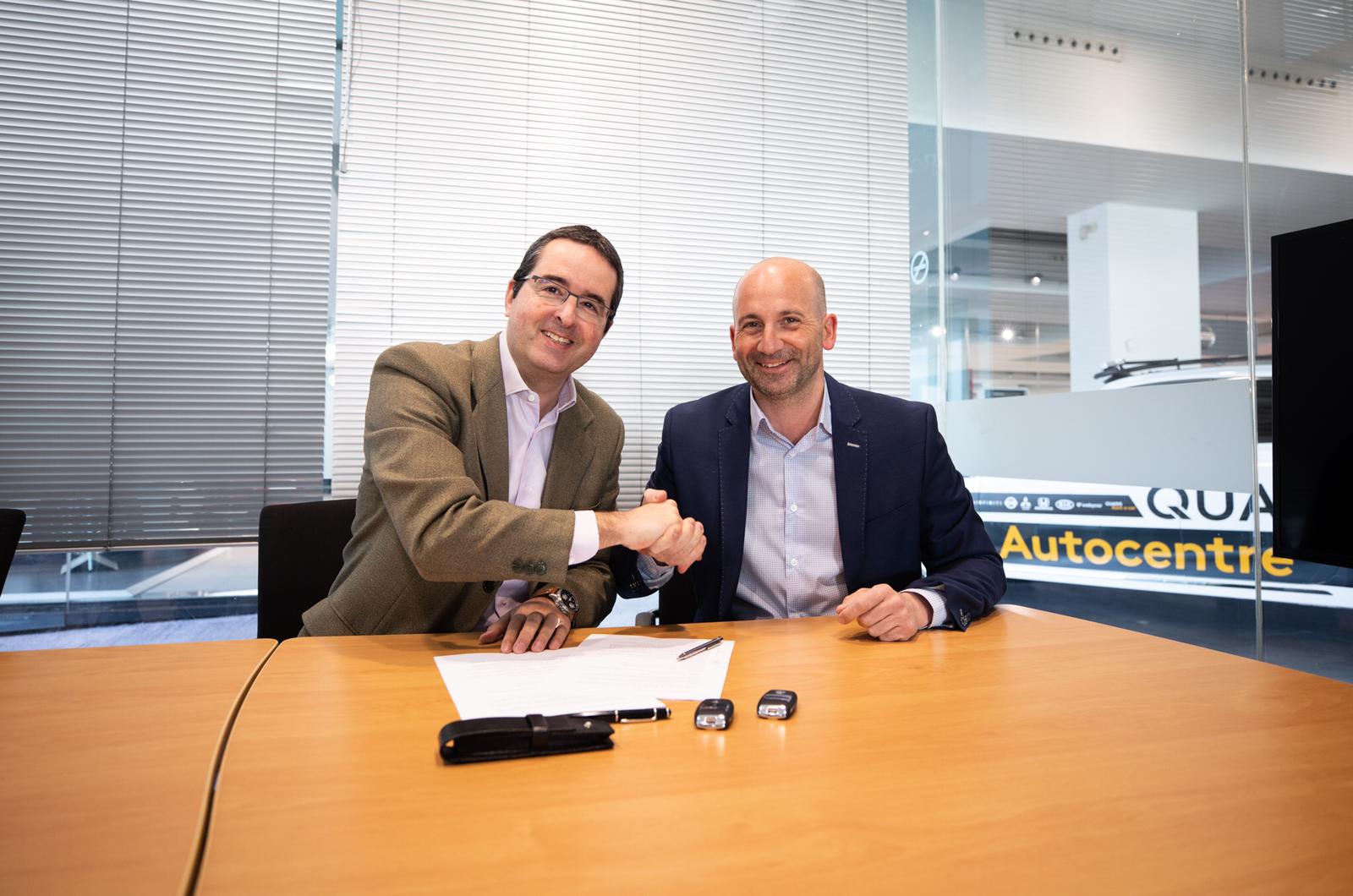 El equipo del Quadis Autocentre hace la entrega oficial de los vehículos para el CCSB 