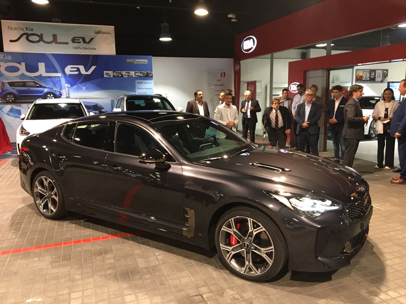 El Cónsul de Corea del Sur visita nuestra concesión KIA AR Motors
