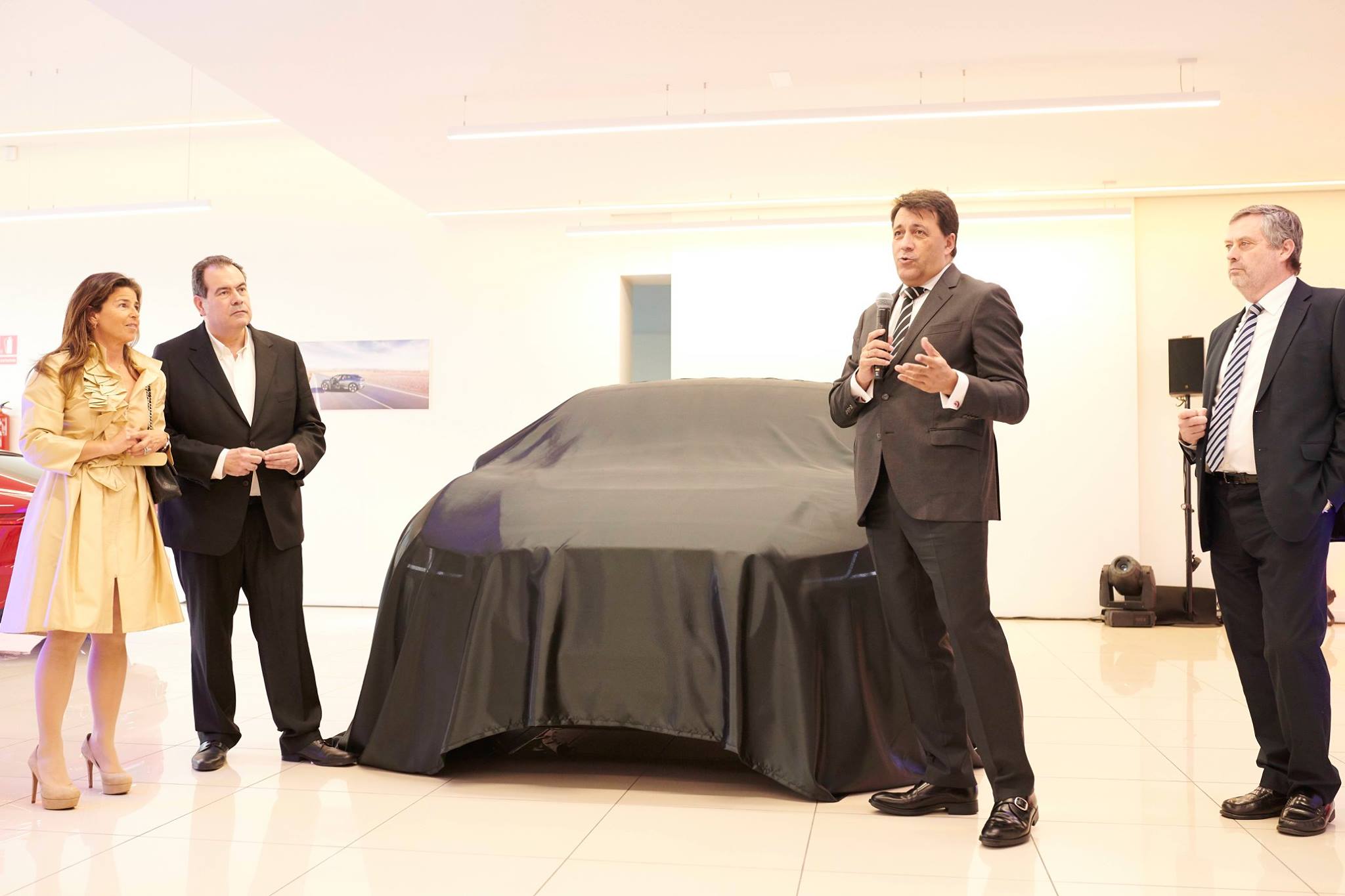 Land Motors inaugura sus nuevas instalaciones de Sant Boi
