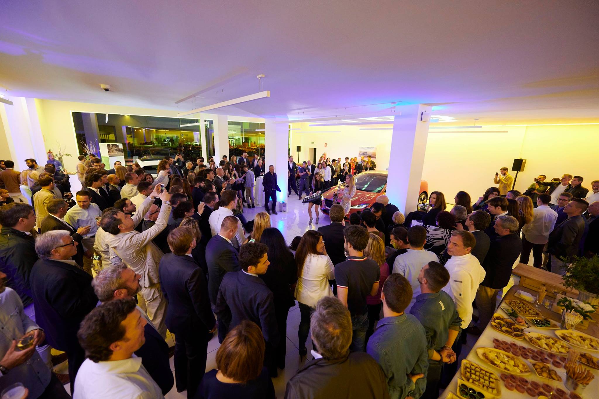 Land Motors inaugura sus nuevas instalaciones de Sant Boi