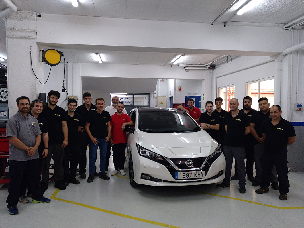 Motor Llansà muestra las novedades de Nissan a los alumnos del curso de vehículos híbridos y eléctricos de Monlau