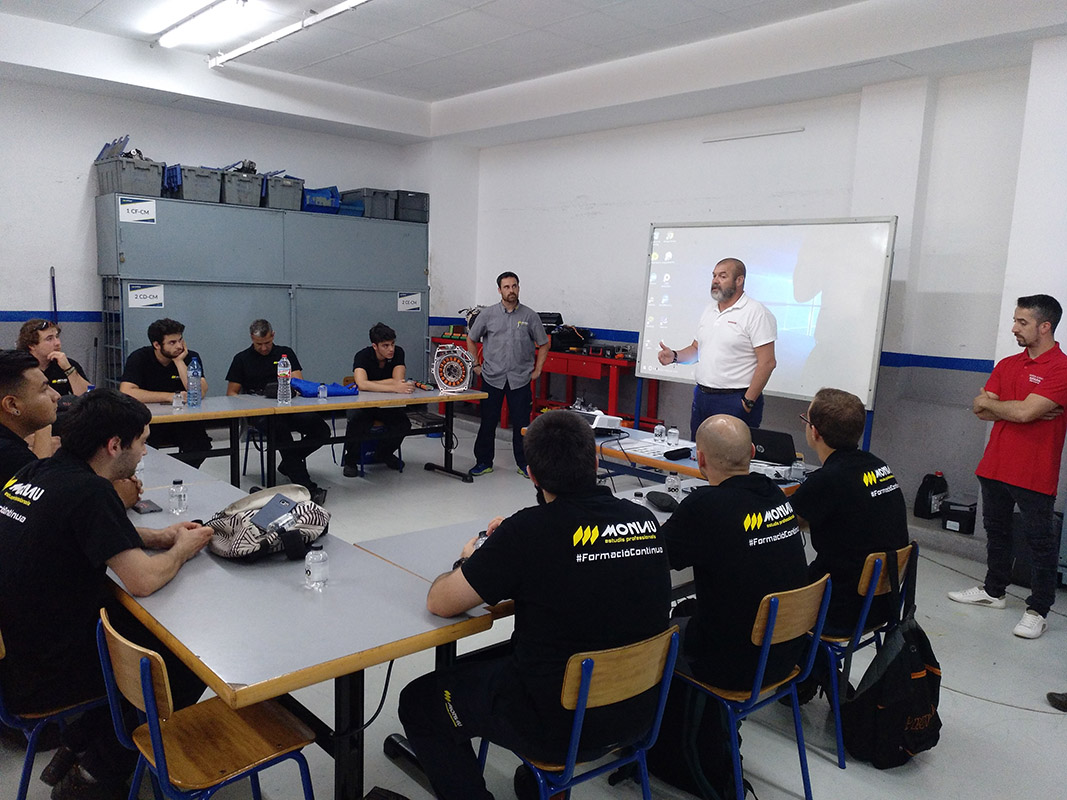 Motor Llansà muestra las novedades de Nissan a los alumnos del curso de vehículos híbridos y eléctricos de Monlau
