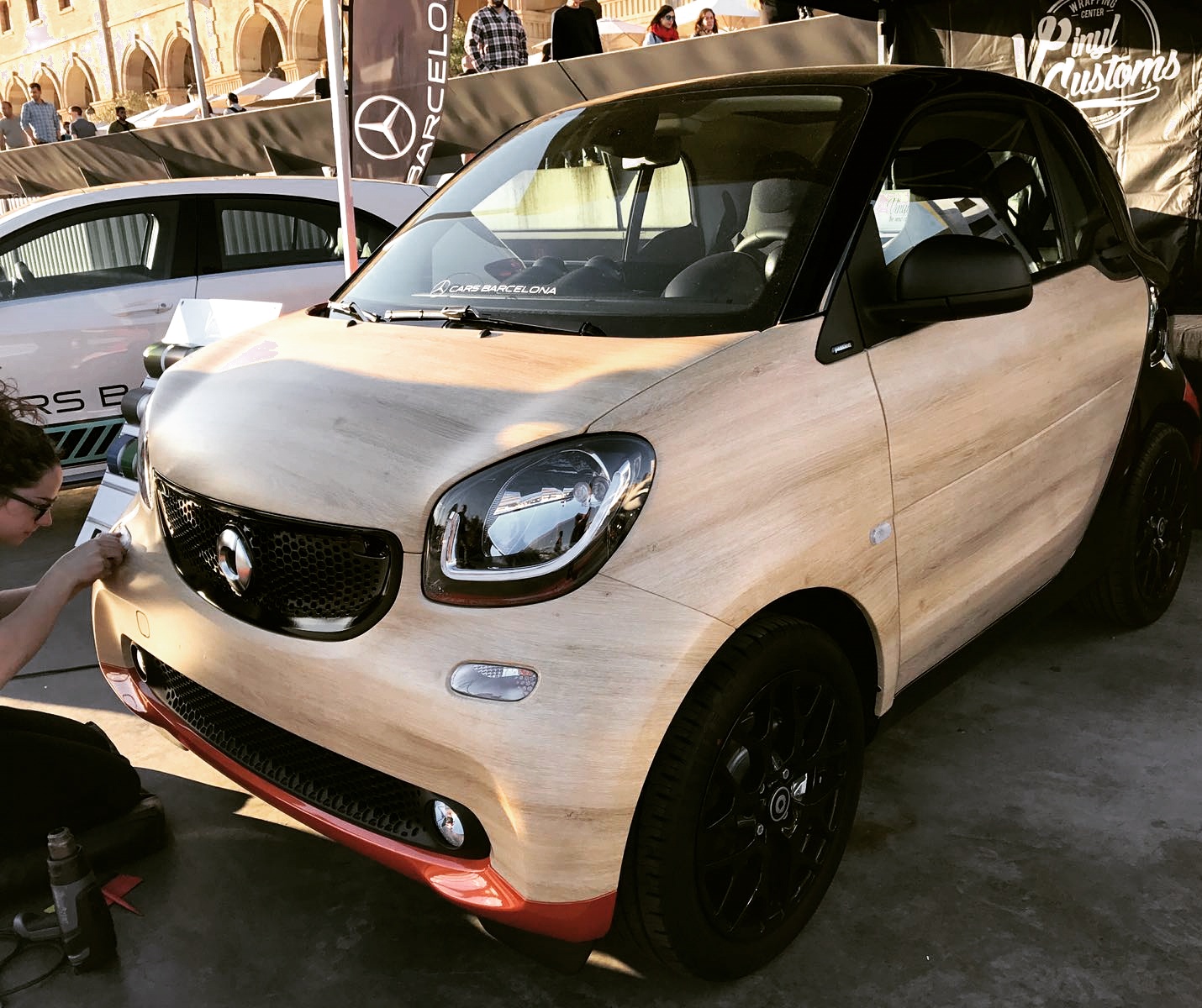 Cars Barcelona vinila una edición exclusiva de un smart con madera