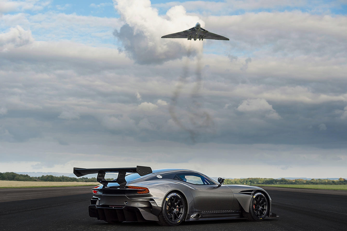 Aston Martin Vulcan 2015 Trasera QUADIS