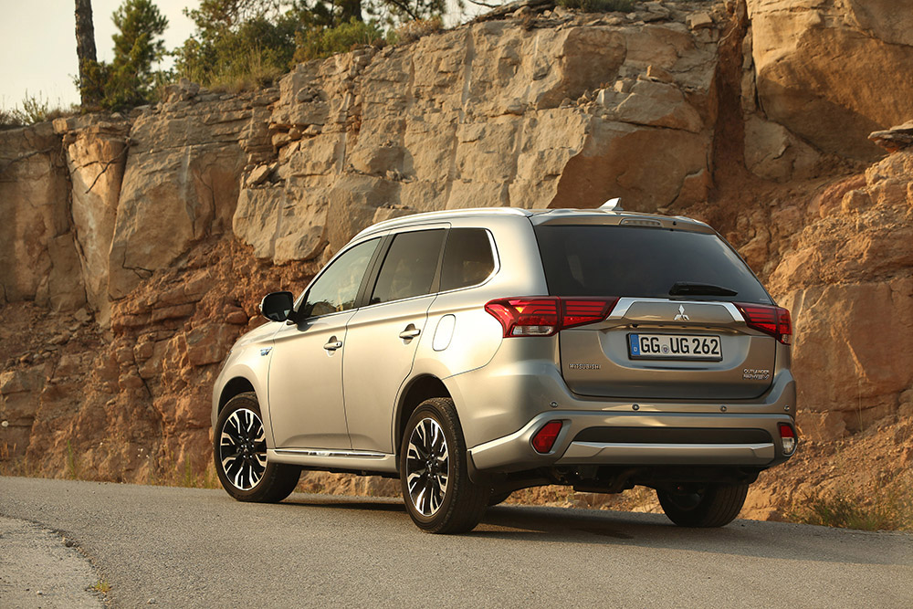 Mitsubishi Outlander PHEV 2016 QUADIS Trasera