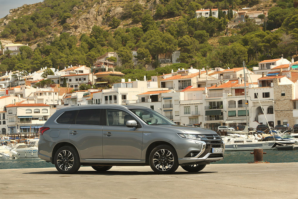 Mitsubishi Outlander PHEV 2016 QUADIS