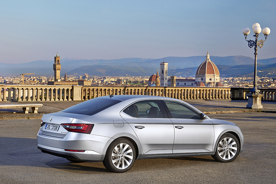 Skoda Superb 2015 Praga Trasera