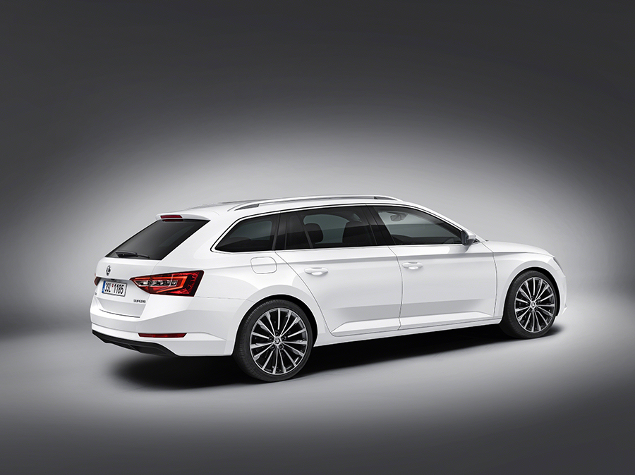 Skoda Superb Combi 2015 Trasera