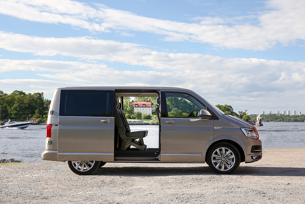 Alquiler furgoneta Volkswagen Caravelle Barcelona QUADIS Rent a Car 5