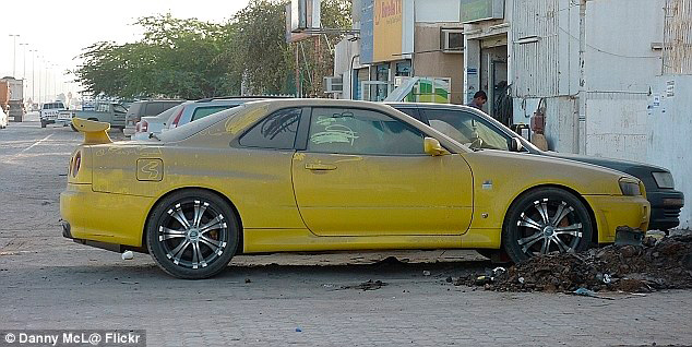 Coches abandonados Dubai Nissan Skyline GR R34