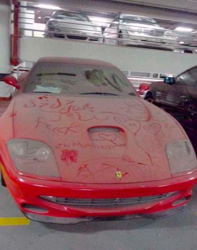 Coches abandonados Dubai Ferrari 550 Maranello