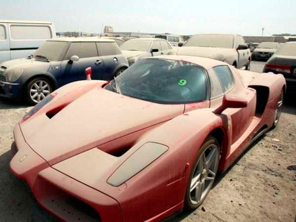 Coches abandonados Dubai Ferrari Enzo 2