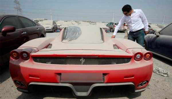 Coches abandonados Dubai Ferrari Enzo 1