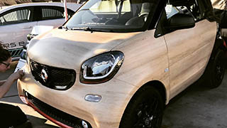 Cars Barcelona vinila una edición exclusiva de un smart con madera