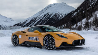 El Maserati MC20 exhibe potencia y control sobre la nieve
