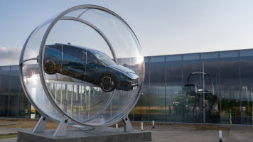 The Sphere: el nuevo Peugeot 408 desafía la gravedad