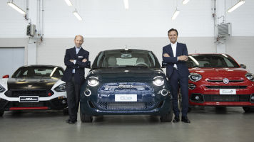 El nuevo Fiat 500 eléctrico triunfa en los Premios What Car? 2023