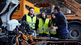 Alumnos de la Escuela Monlau se sumergen en la digitalización del taller con QUADIS Autolica Industriales
