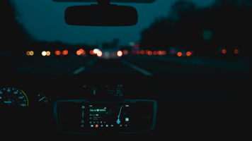 Guía de emergencia: qué hacer si te sorprende un apagón mientras conduces