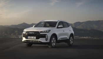 EBRO s400: El nuevo SUV híbrido que marca el regreso de una leyenda automovilística española en Automobile Barcelona 2025