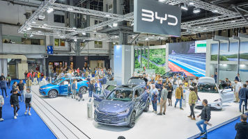 BYD despliega su potencial tecnológico y presenta DENZA en Automobile Barcelona 2025