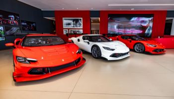 ¿Cómo es tener tres Ferrari 296 Challenge en un concesionario Ferrari?