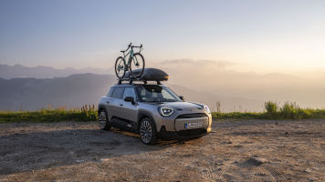 MINI Aceman E: crossover eléctrico con accesorios originales para la aventura