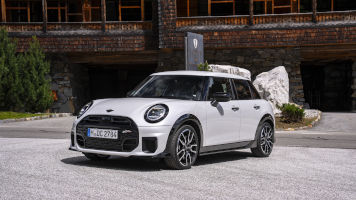 MINI Cooper S de cinco puertas: 204 CV y más espacio, ahora en Nanuq White