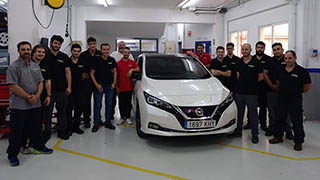 Motor Llansà muestra las novedades de Nissan a los alumnos del curso de vehículos híbridos y eléctricos de Monlau